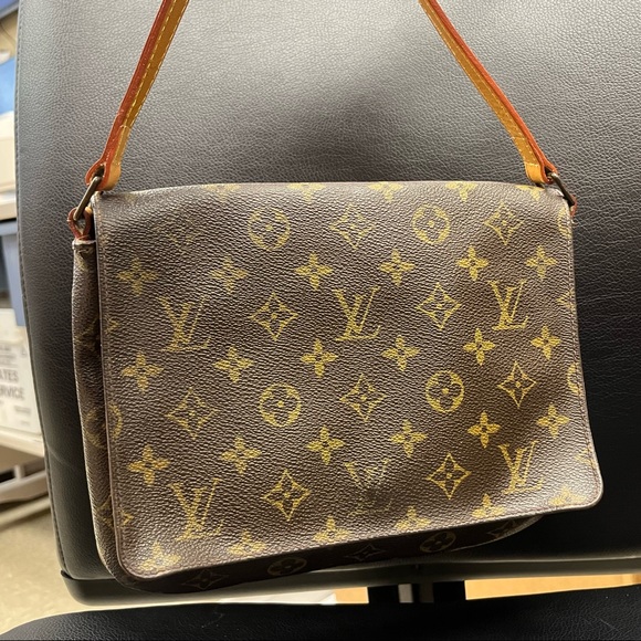 Louis Vuitton Tango w/ Long strap - Picture 3 of 16